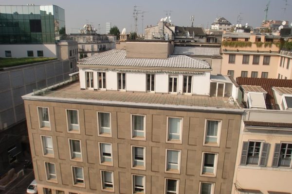 Sopralzo uffici - Via Manzoni Milano - Prima